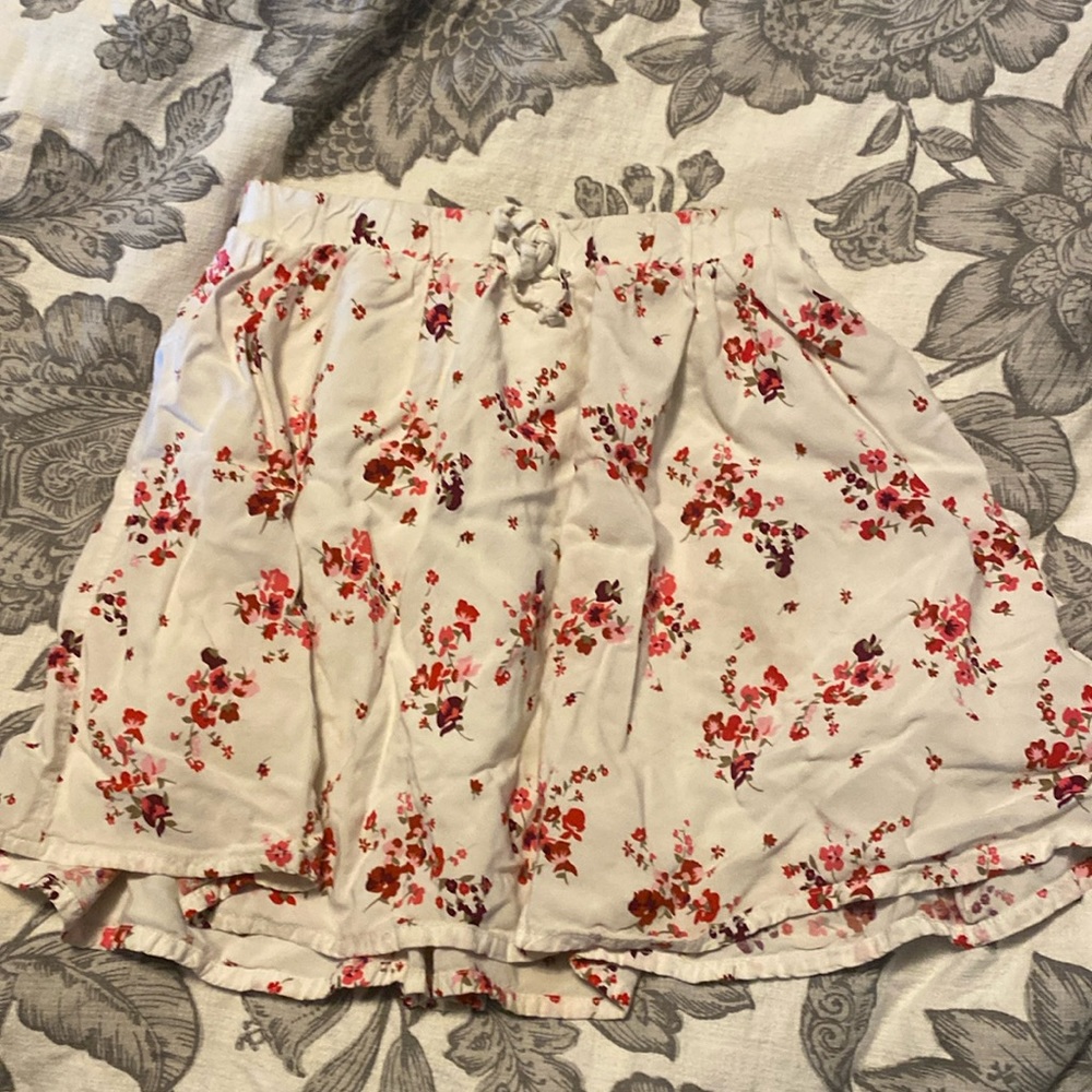Old navey girls size 6 skirt. Flower print